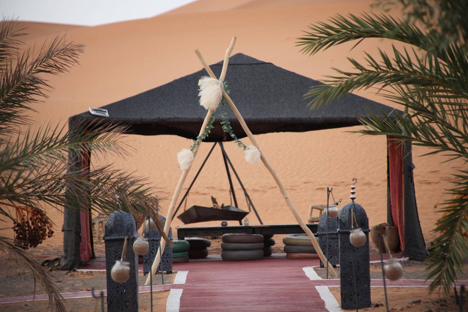 Acampamento de luxo no deserto de Merzouga ao entardecer